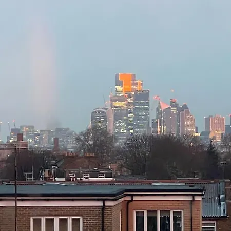Stylish 2 Bed Flat With Balcony Great Views Nrtube Apartment London Exterior photo