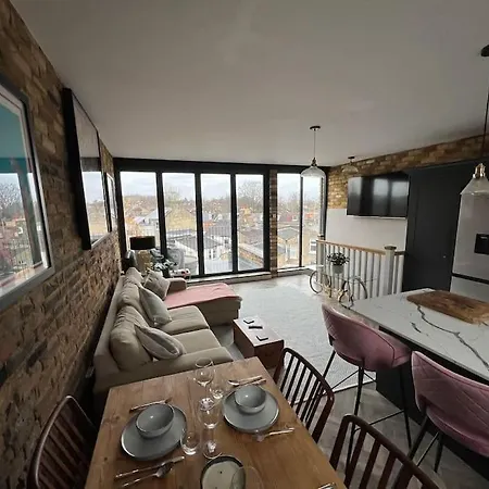 Stylish 2 Bed Flat With Balcony Great Views Nrtube Apartment London Exterior photo